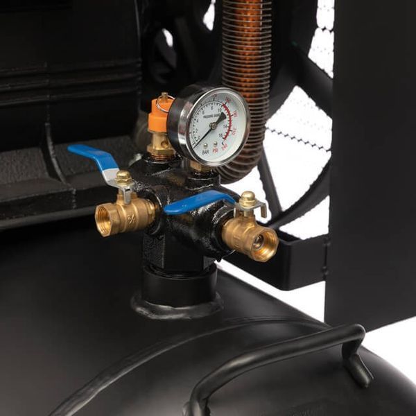 Компресор 300 л, 11 кВт, 380 В, 8 атм, 1600 л/хв. 3 циліндра INTERTOOL PT-0050 PT-0050 фото